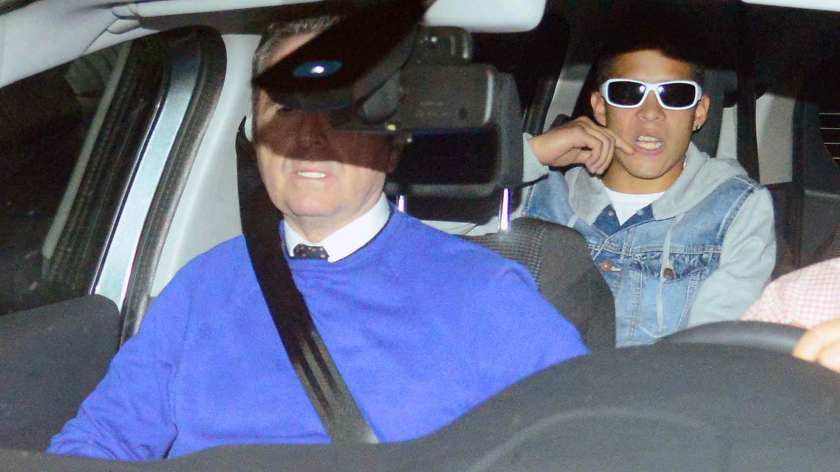José Fernando en el coche con su padre.