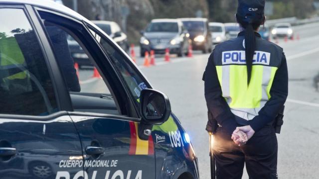 Una agente de policía en un control policial