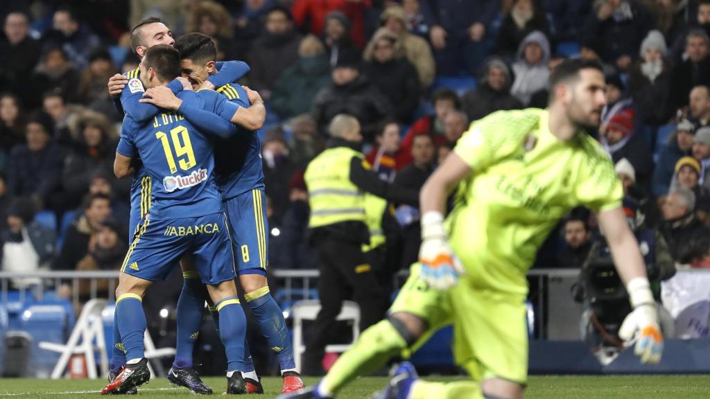 Kiko Casilla se lamenta mientras los jugadores del Celta celebran un gol.