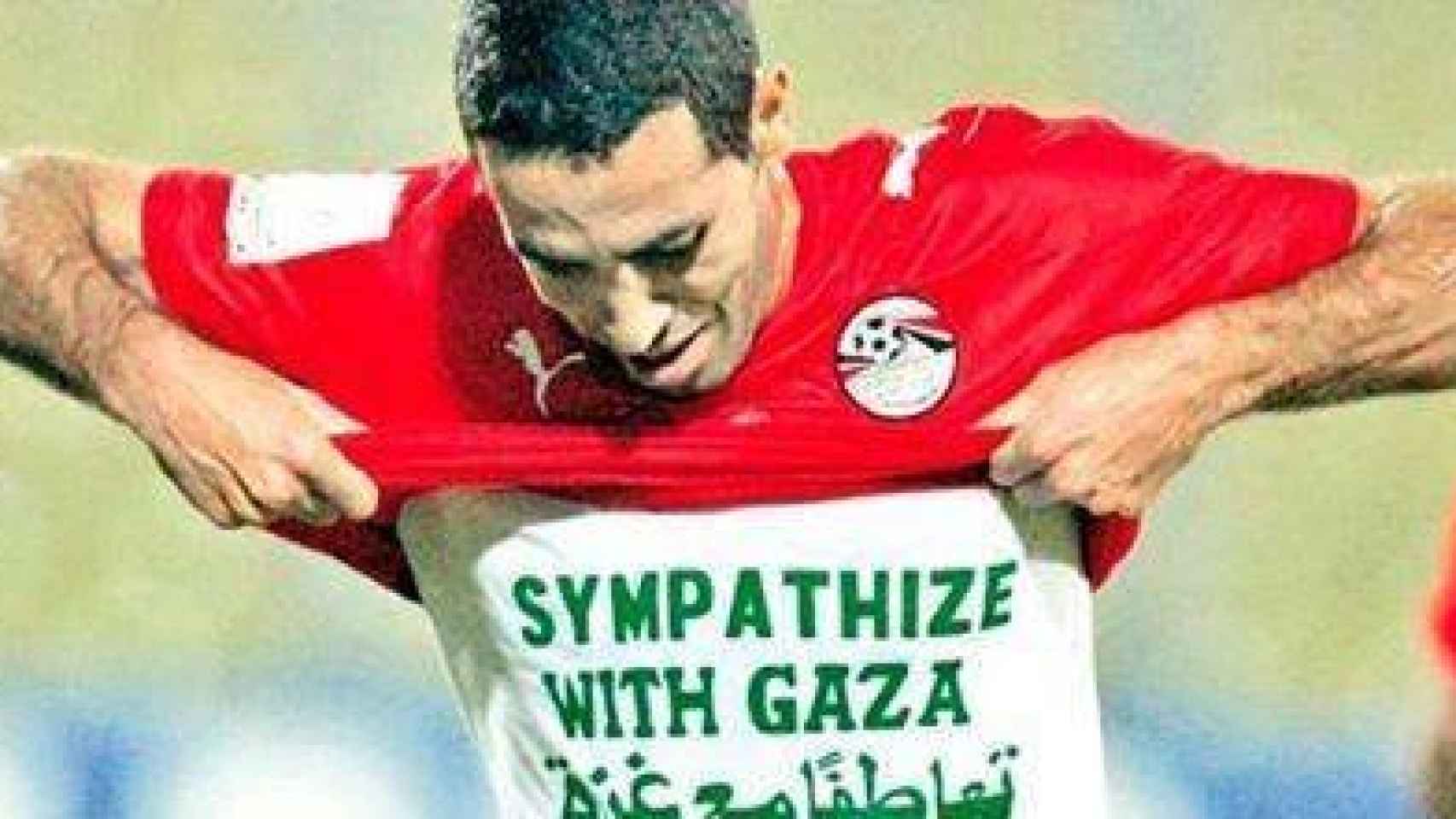 Abu Trika celebra un gol exhibiendo una camiseta en apoyo al pueblo palestino.