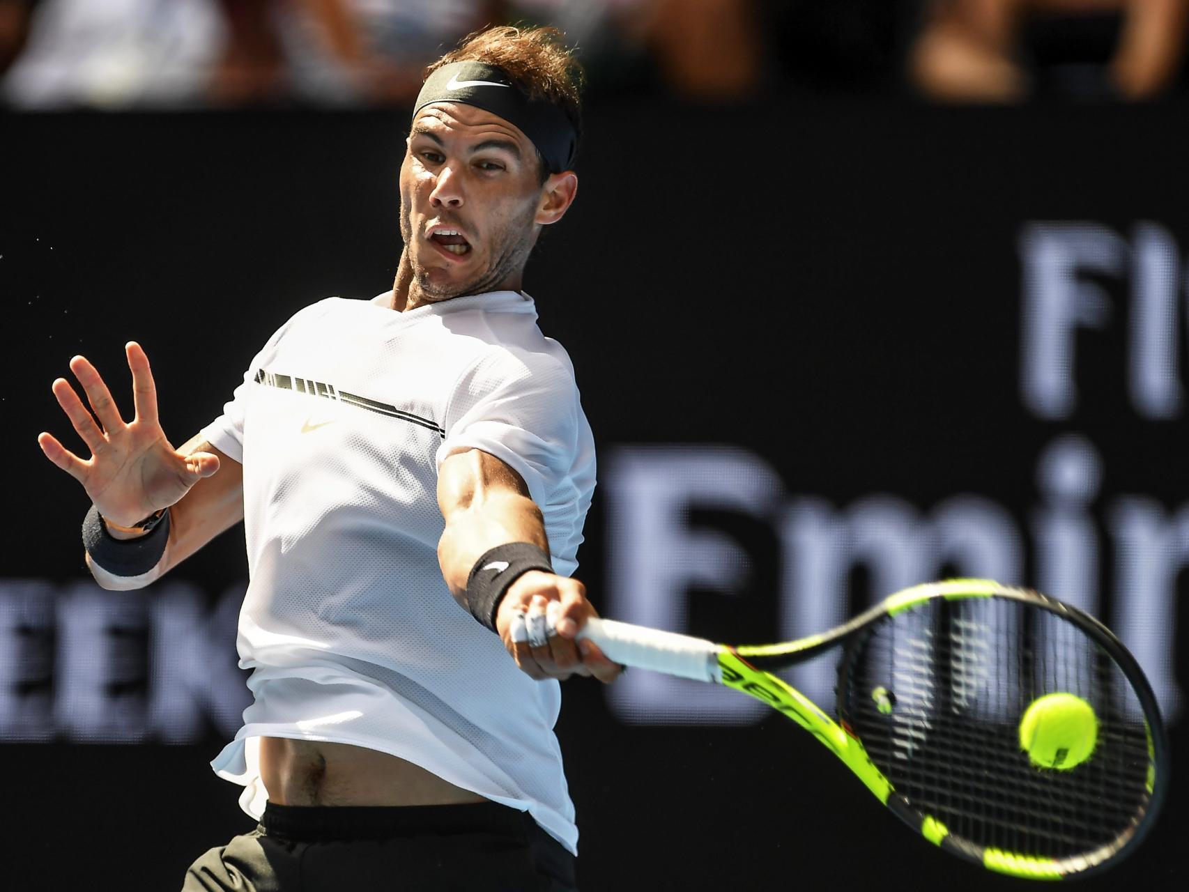 Rafael Nadal golpea un 'drive' durante su primer encuentro en Australia.
