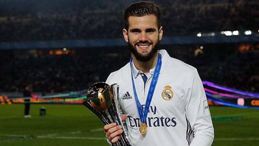 Nacho con el trofeo del Mundial de Clubes 2016