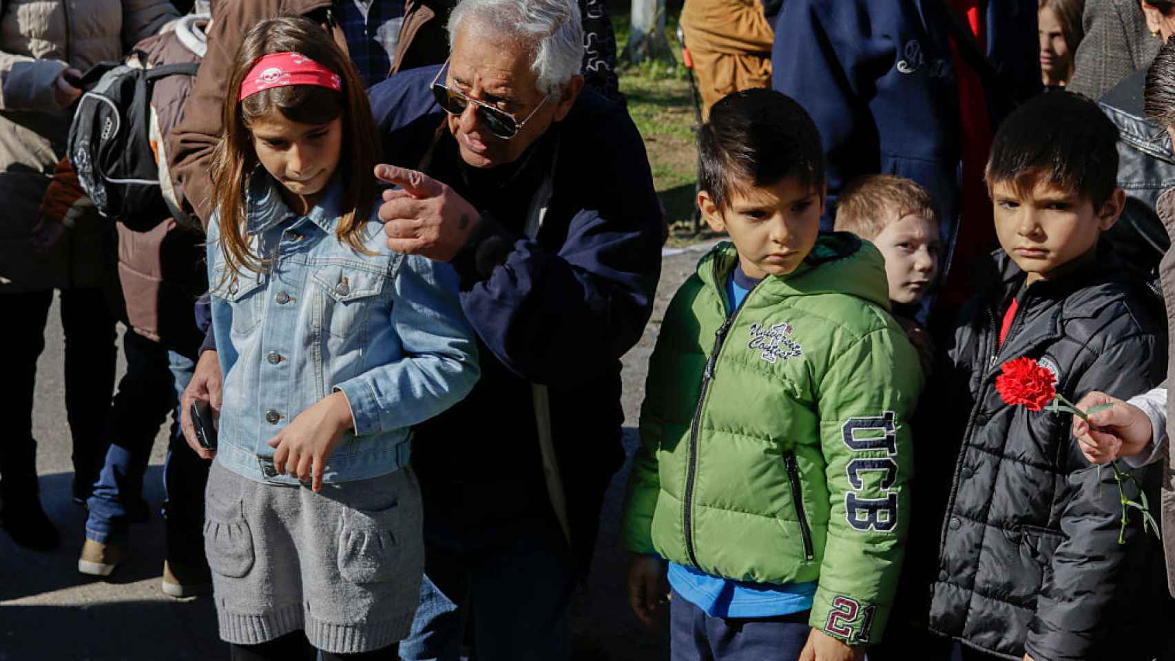 Un abuelo junto a sus nietos en Atenas.