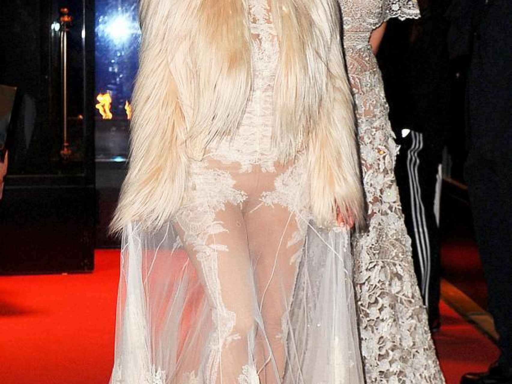Kardashian y Jenner durante el rodaje en el que se simuló el evento de moda.