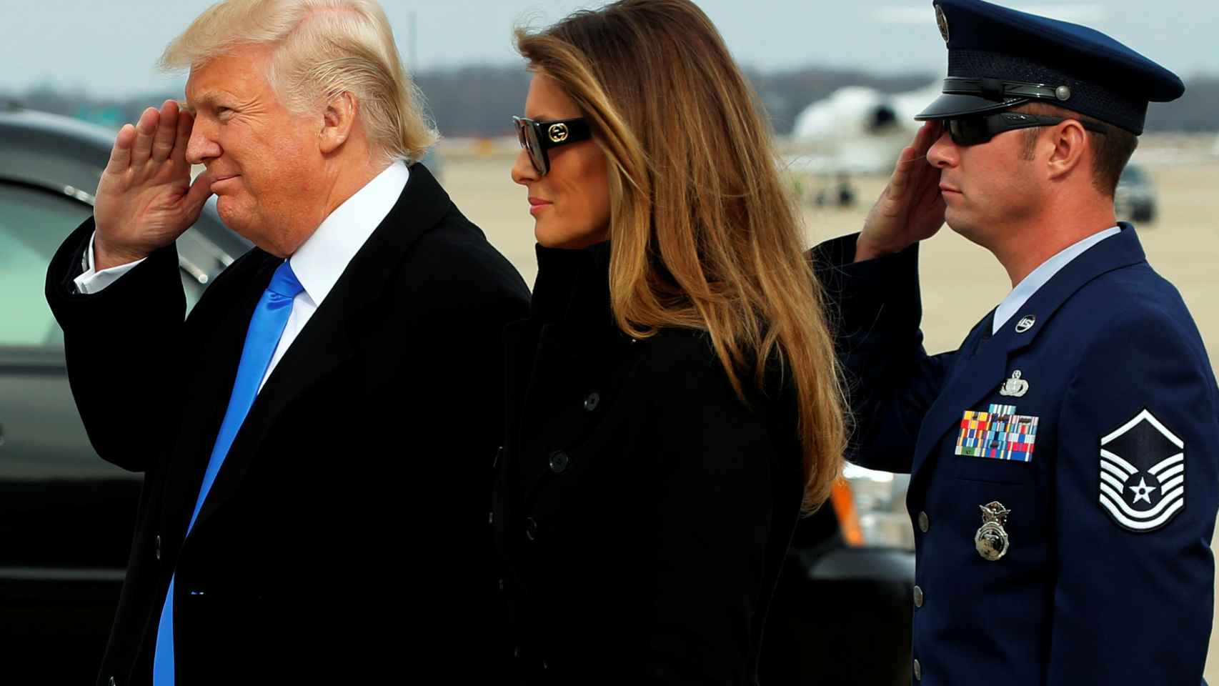 Trump y su mujer a la llegada a la base aérea de Saint Andrews.