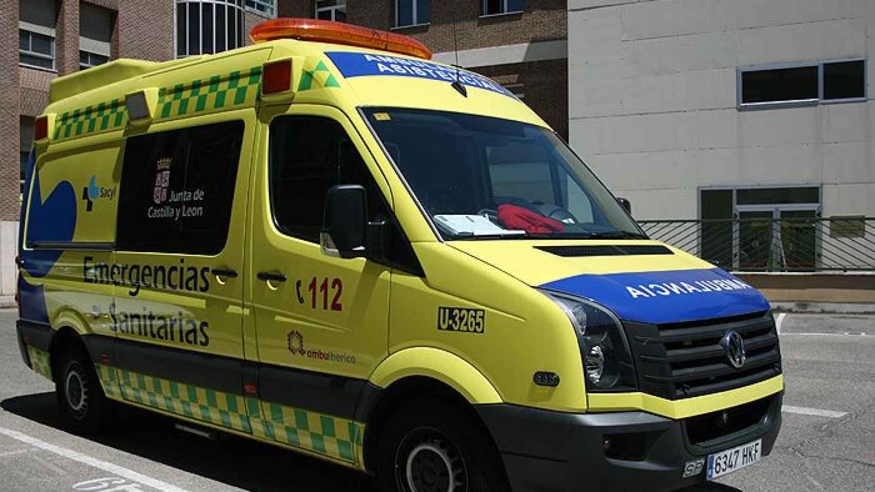 Imagen de archivo de una ambulancia en León