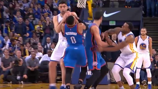 Captura de la agresión de Pachulia a Westbrook.