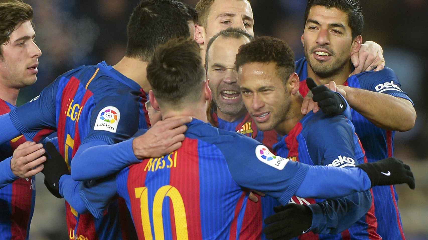 Los jugadores del Barcelona celebran el gol de Neymar en Anoeta.