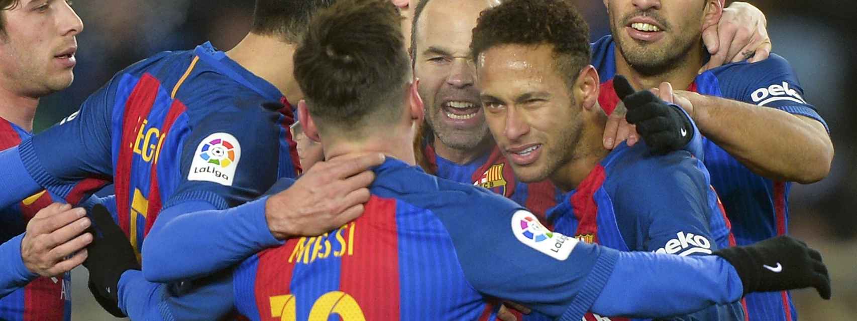 Los jugadores del Barcelona celebran el gol de Neymar en Anoeta.