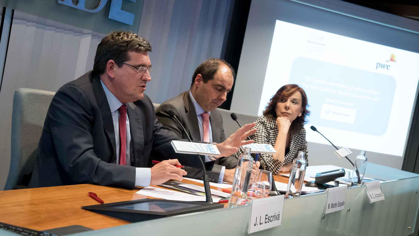 Martín Espada, socio de PwC, junto a Esther Arizmendi, del CTBG, y José Luis Escrivá, de la AIREF