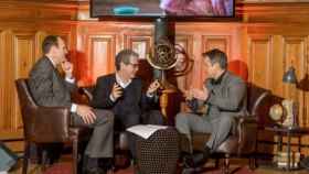 El presidente de Inditex, Pablo Isla, junto a los fundadores de Water.org, Matt Damon y Gary White.