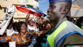 Partidarios de Adama Barrow celebran su nombramiento en la embajada de Gambia en Dakar.