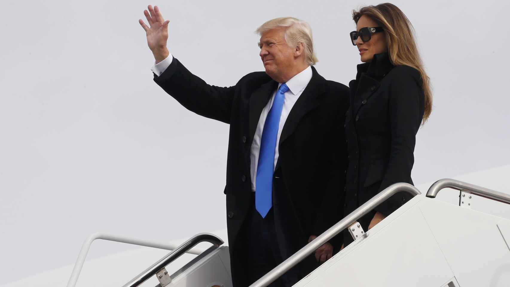 Trump y su mujer, Melania, llegan a la base aérea de Andrews, en Washington.