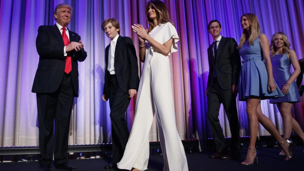 Melania con el mono blanco de Ralph Lauren.