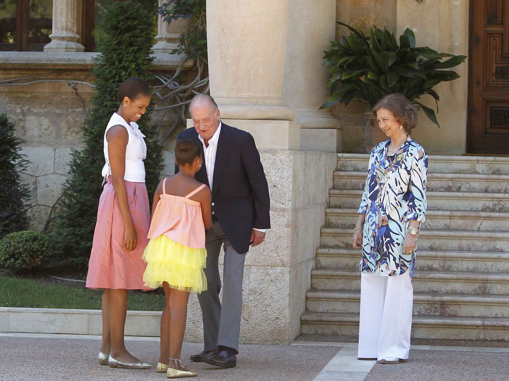 Momento del encuentro entre los reyes y parte de la familia Obama en Marivent.