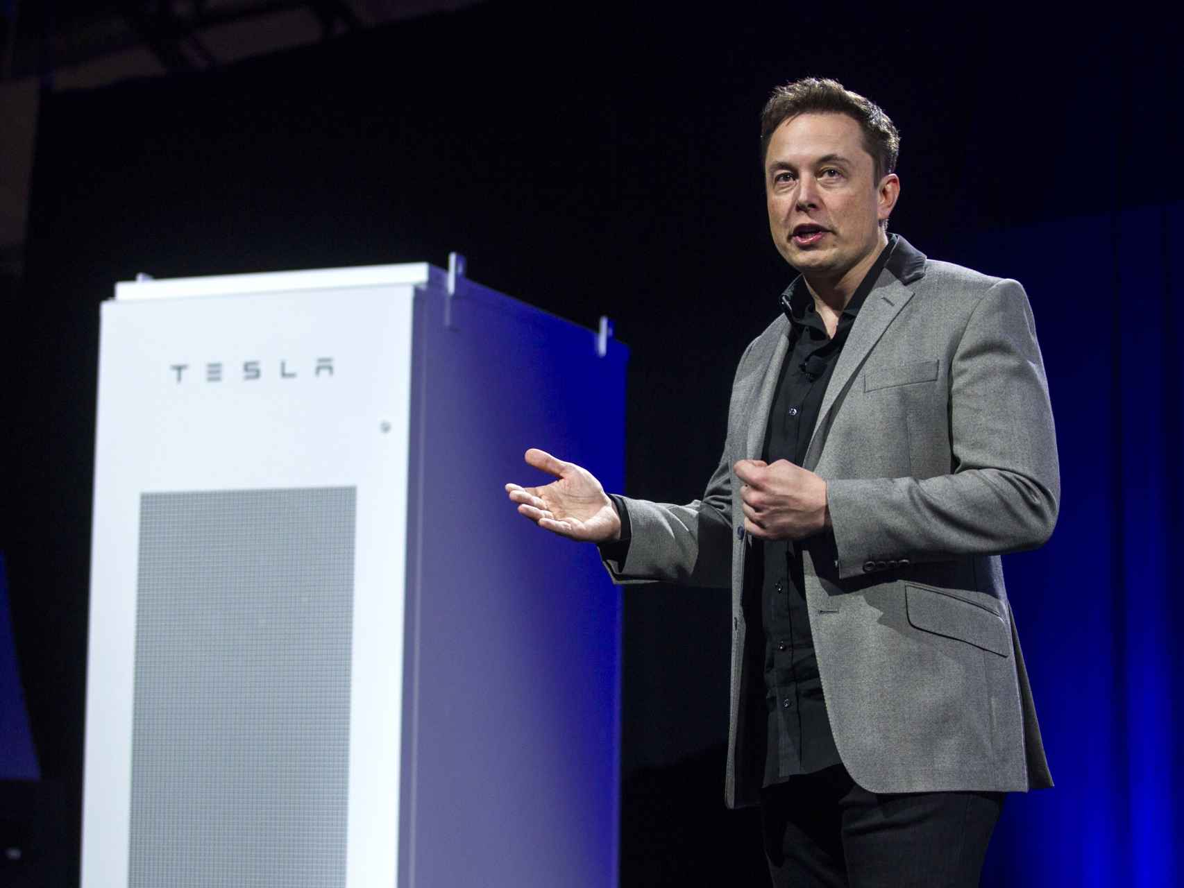 Elon Musk dando una conferencia en Telsa Motor.