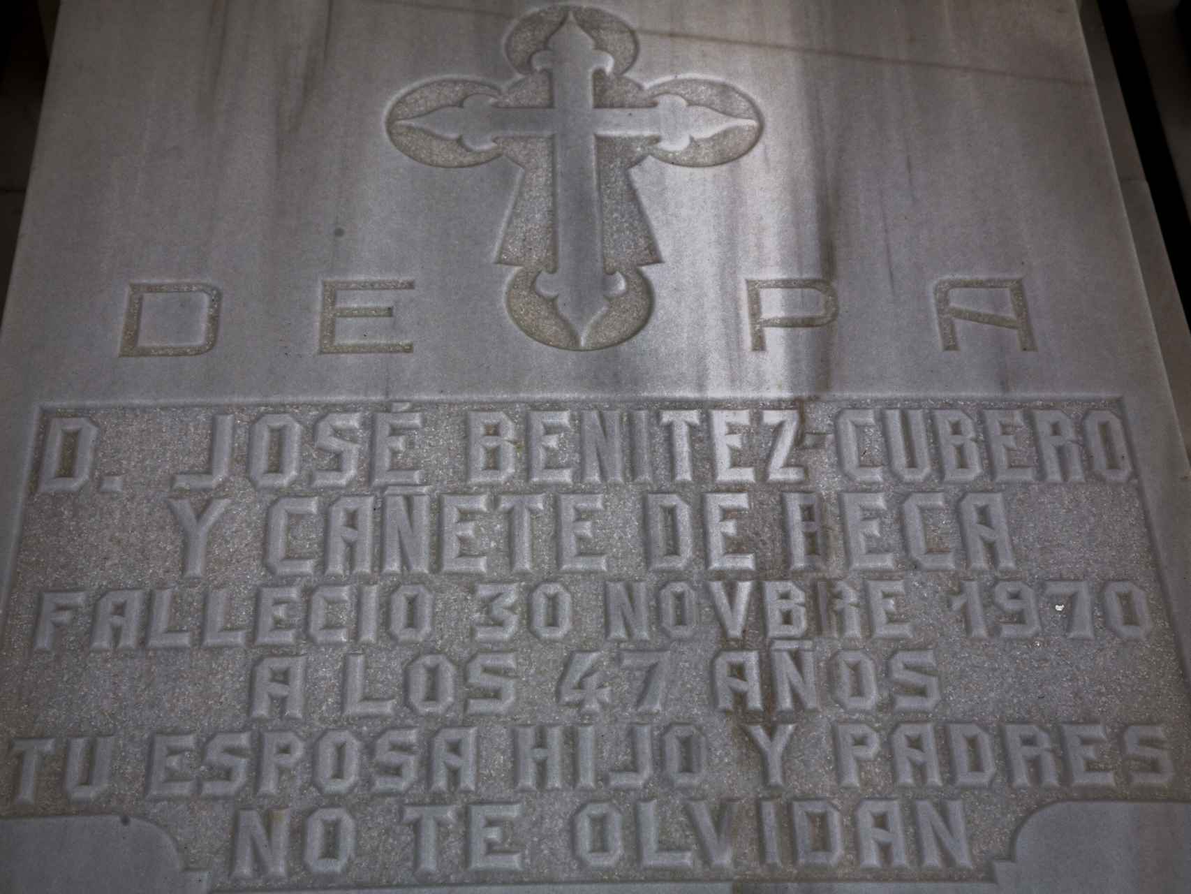 Lápida de José Benitez Cubero, cuyos restos fueron incinerados por su hijo cuarenta años después de su muerte, coincidiendo con la demanda de filiación planteada por Sofía.