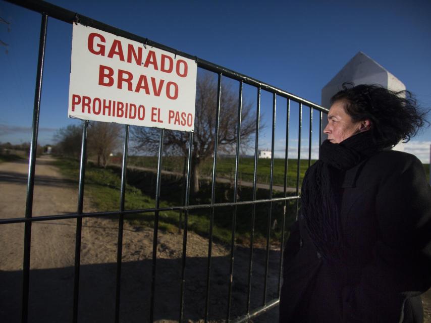 Sofía Benítez-Cubero frente a la finca 'Los Ojuelos'.