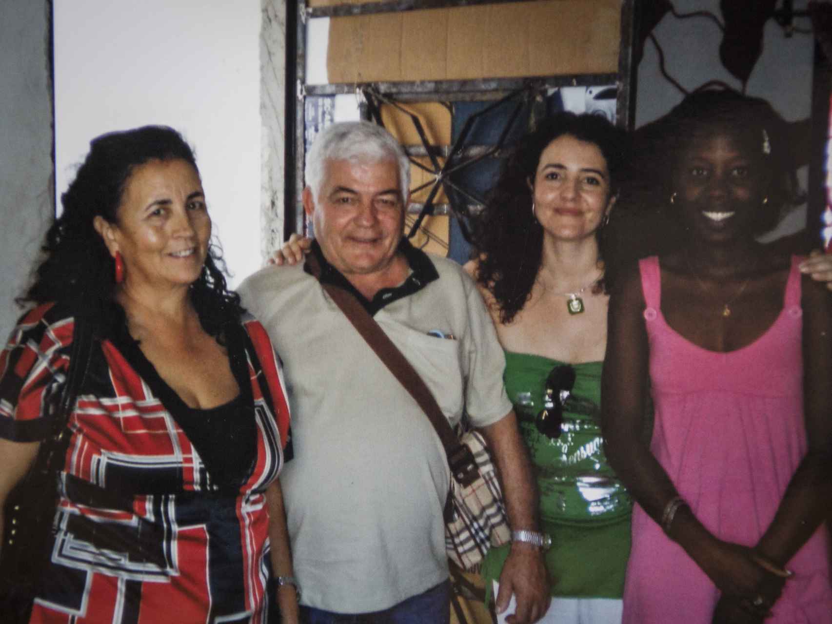 Sofía Benítez-Cubero junto a su marido Miguel González y su hija Sofía, miembro activo de Podemos Sevilla y quien ha renunciado al apellido Benítez-Cubero, junto a una amiga de la familia en una visita a Cuba con el Sindicato de Obreros del Campo.