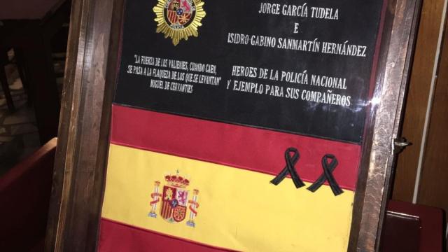 La placa en recuerdo de los agentes fallecidos.