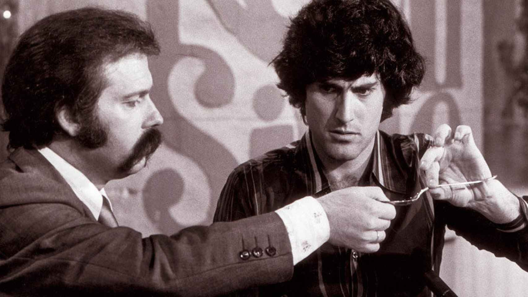 Uri Geller con José María de Íñigo en el programa que le hizo saltar a la fama como doblador de cucharas.