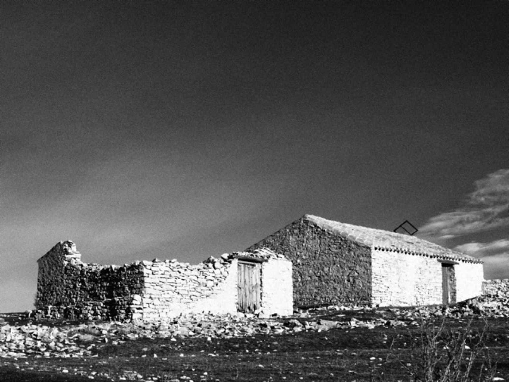 Dos casas, una de ellas derruida, en la zona de Montes Universales.