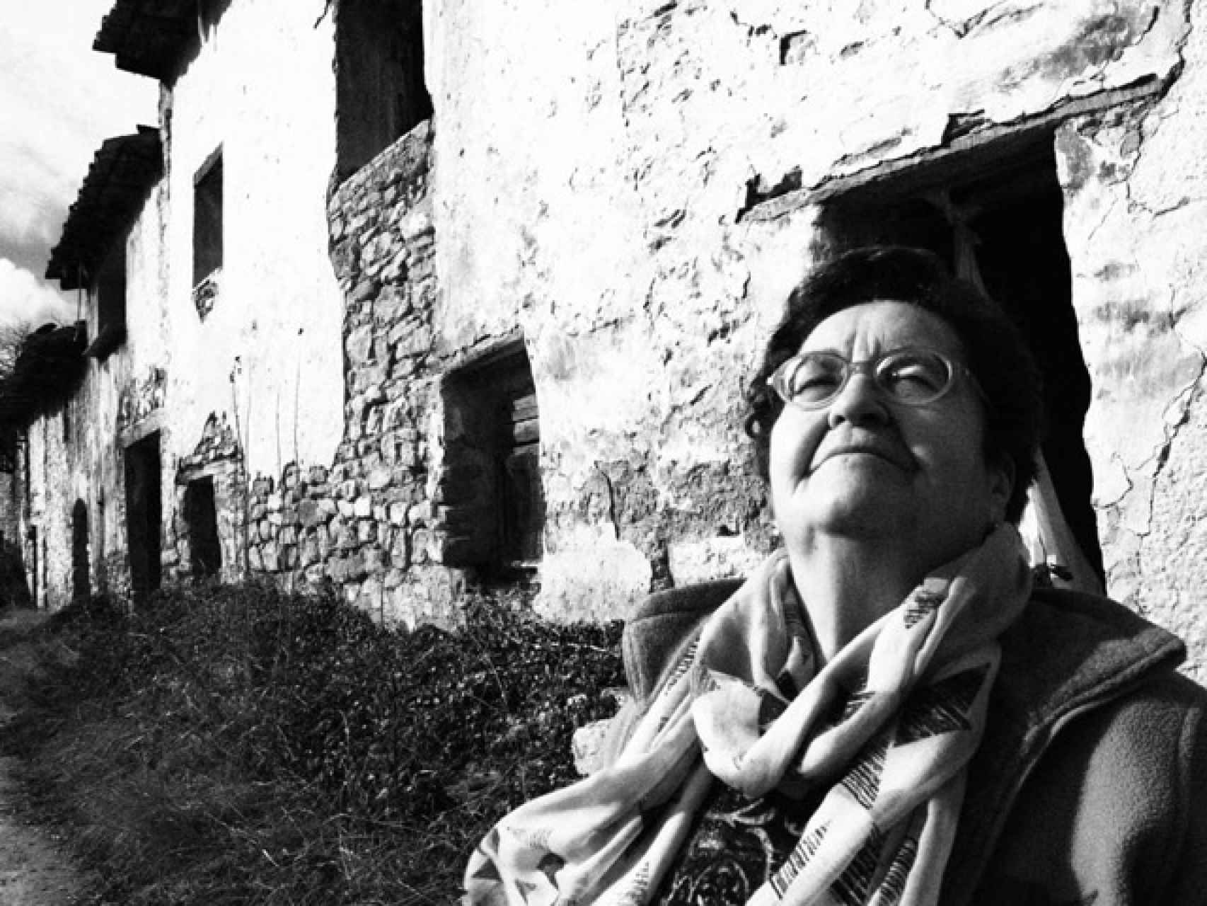 Lucía Carceller visita la aldea de Les Alberedes (Castelló), despoblada desde hace un cuarto de siglo.