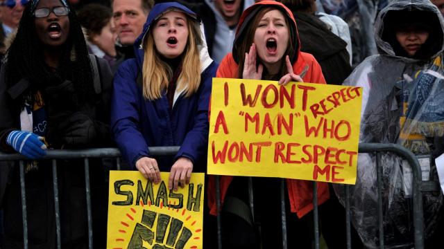 Varias mujeres protestan en el día de la investidura de Trump