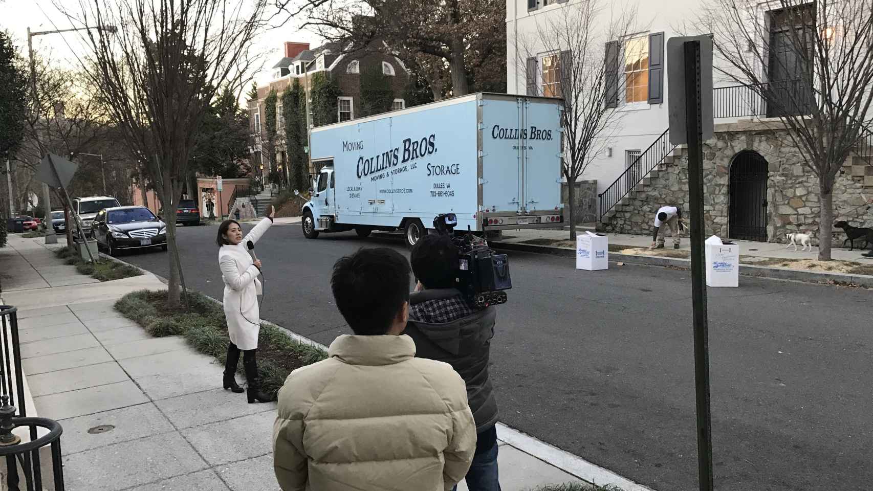 El equipo de una televisión japonesa graba la casa del matrimonio Kushner-Trump.