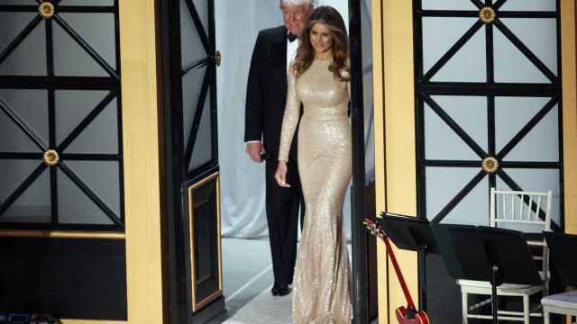 Melania y su marido Donald Trump entrando a la cena.