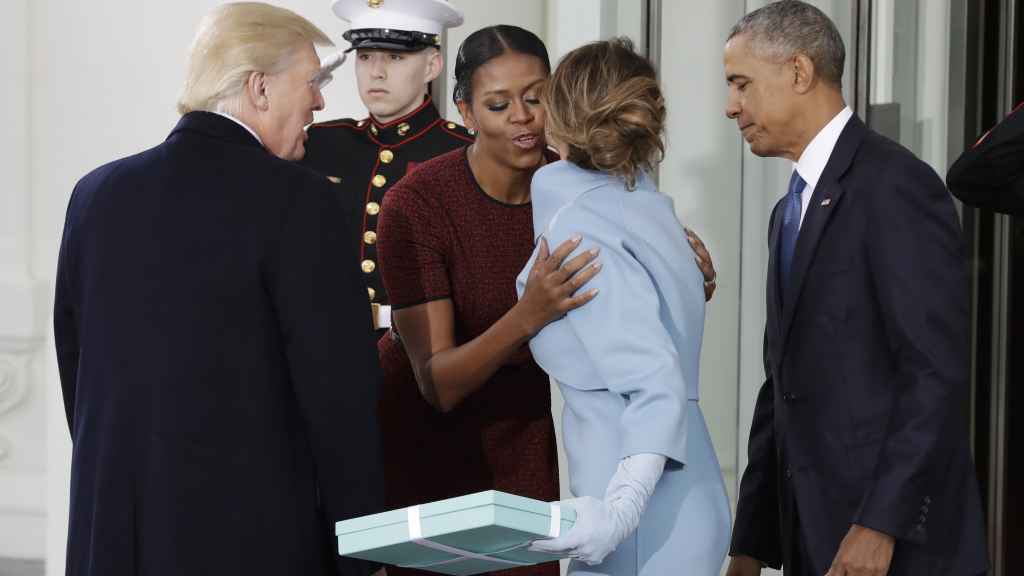 Melania y Donald Trump saludando a Michelle y Barack Obama en su llegada a la Casablanca.