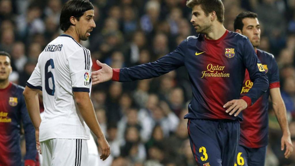 Khedira y Piqué en uno de los Clásicos coperos de 2013.