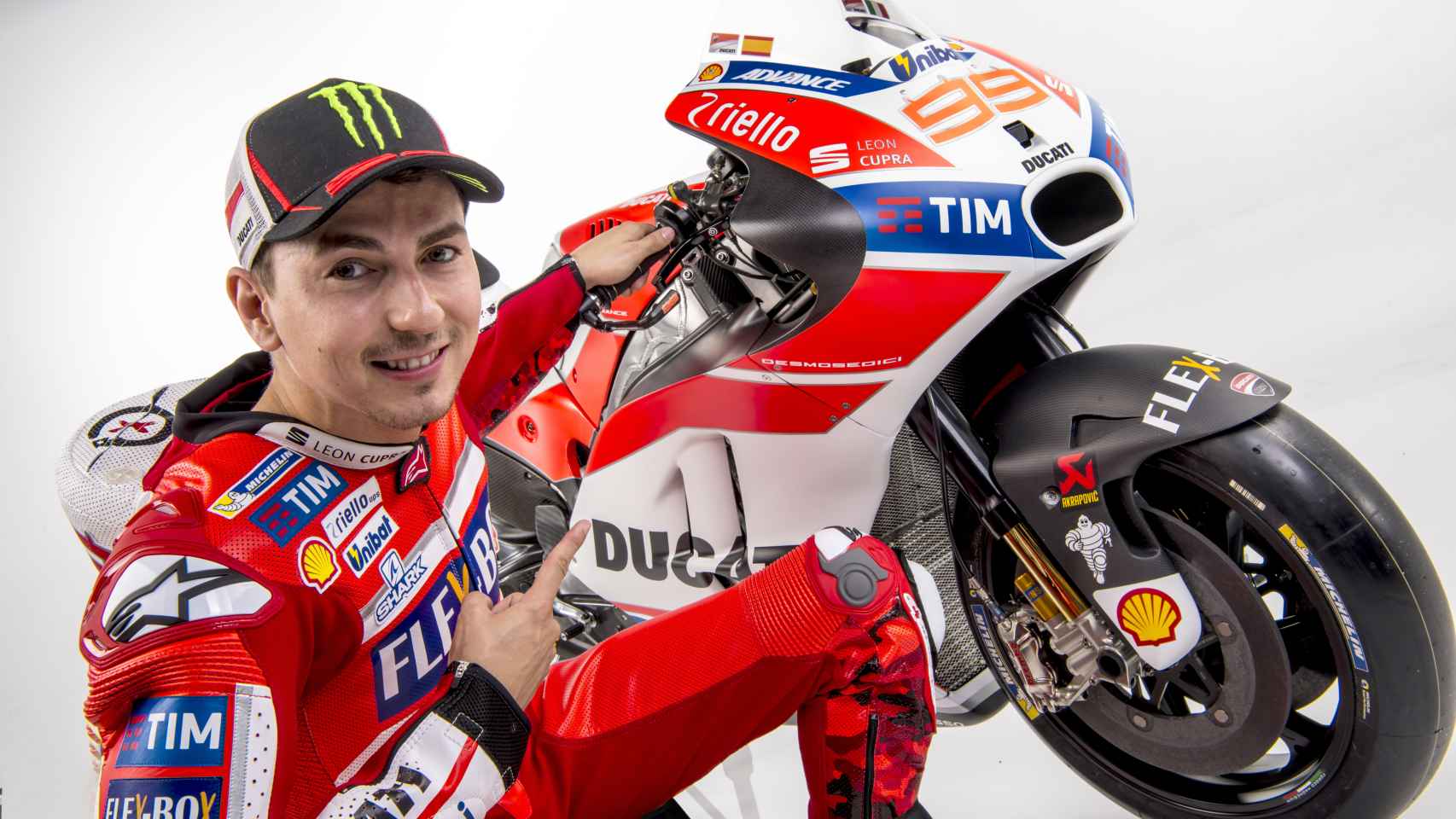 Jorge Lorenzo posa vestido de rojo junto a su nueva Ducati Desmosedici.