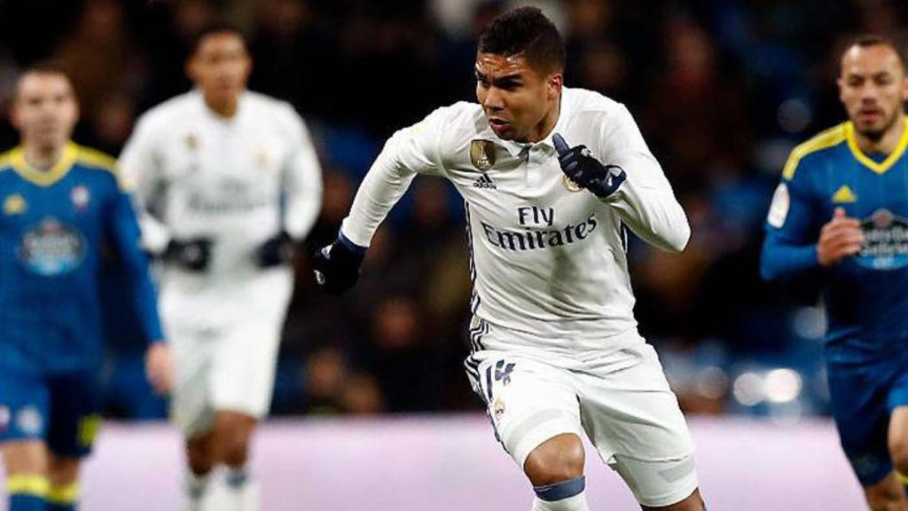 Casemiro persigue un balón