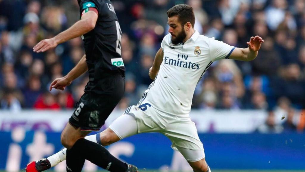 Nacho disputa un balón con Lombán Foto: Real Madrid (realmadrid.com)