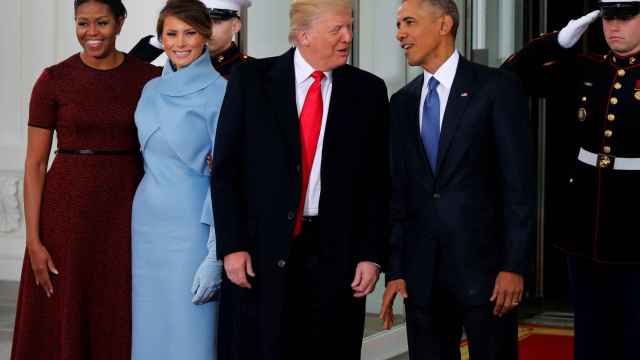 Los Obama reciben entre gestos cordiales al matrimonio Trump antes del relevo.