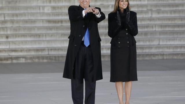 Trump saluda al comienzo de los actos de este jueves.