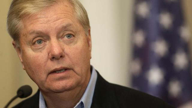 El republicano Lindsey Graham busca proteger a los jóvenes sin papeles.