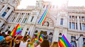 La bandera del Orgullo desplegada en el Ayuntamiento de Madrid en 2016.