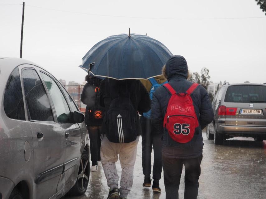 Adolescentes saliendo del instituto Sanje, donde estudian los miembros del grupo Los Odiadores.