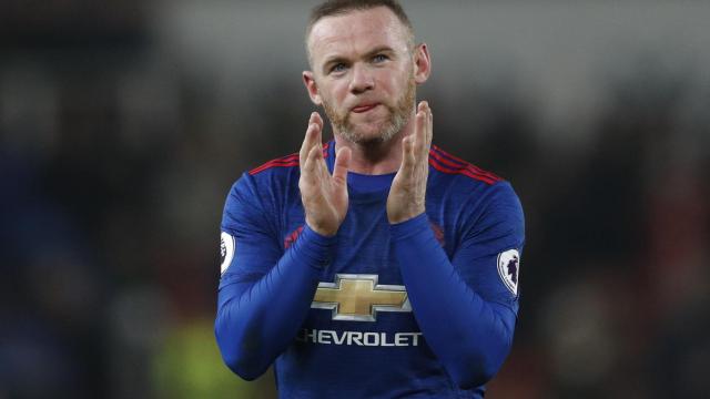 Rooney aplaude tras el partido de su récord.