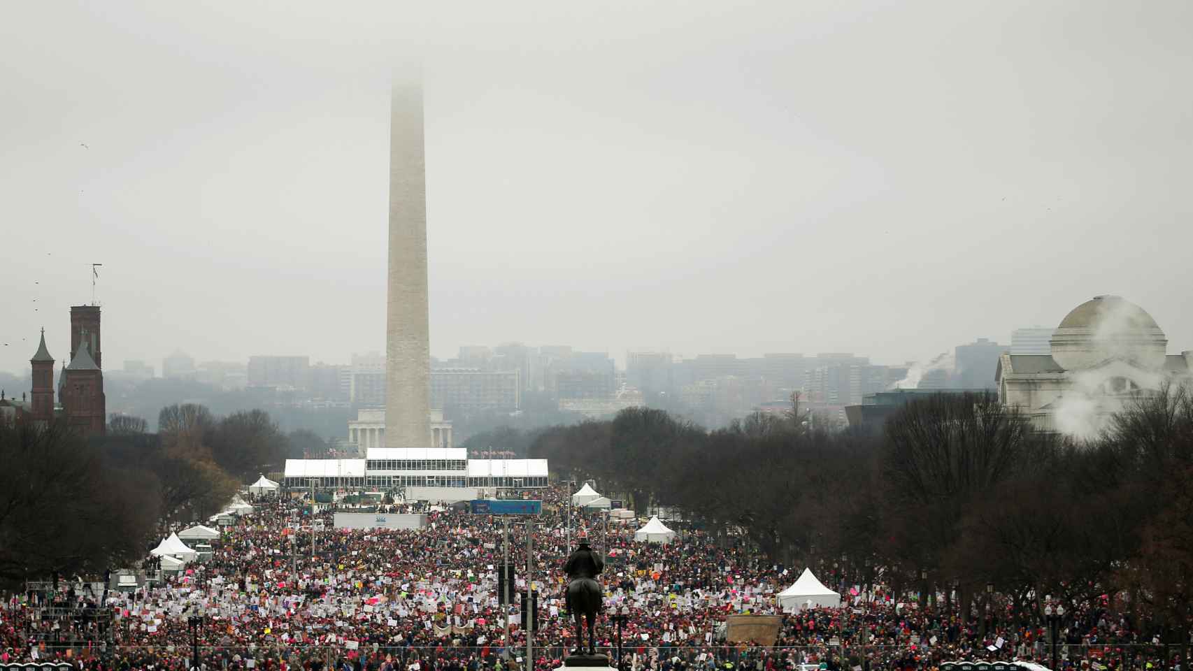 Vista de la marcha junto al obelisco del Monumento a Washington.