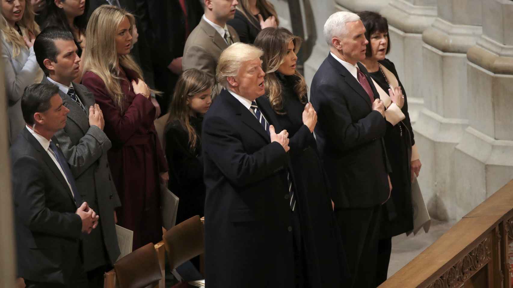 Trump, junto a su mujer Melania y el vicepresidente Pence, en la Catedral de Washington, este sábado.