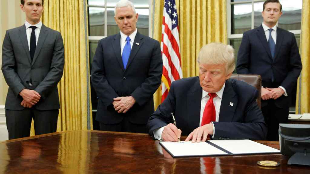 Trump, durante la firma.
