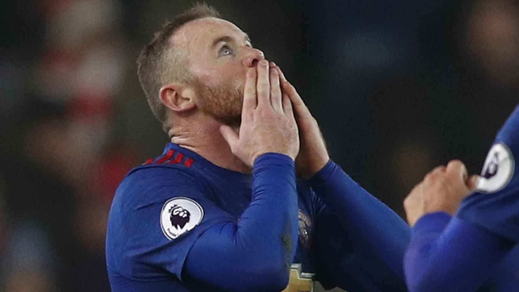 Wayne Rooney celebra su histórico gol ante el Stoke.