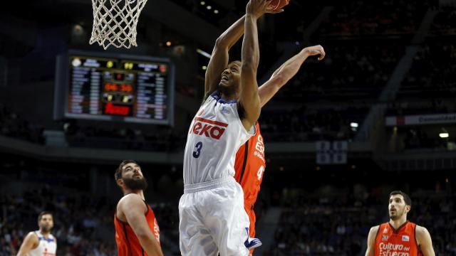 Anthony Randolph intenta anotar ante el Valencia Basket.