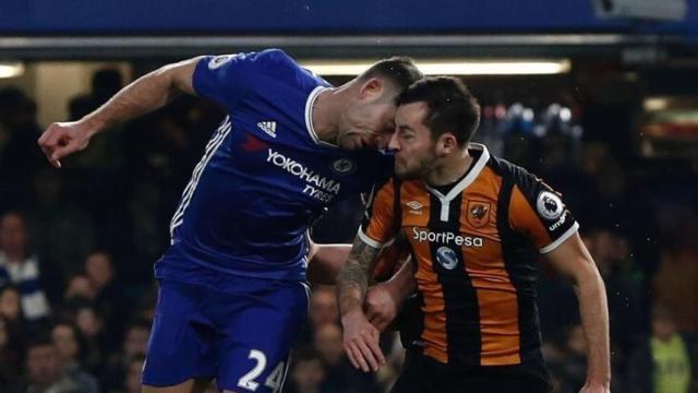 Momento del impacto entre Ryan Mason y Cahill.