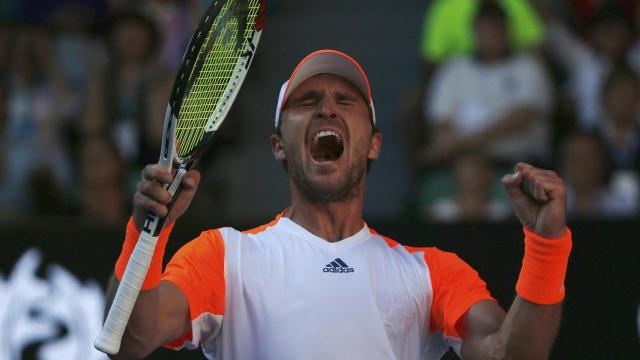 El aleman Mischa Zverev celebra su victoria contra Andy Murray en el Abierto de Australia.