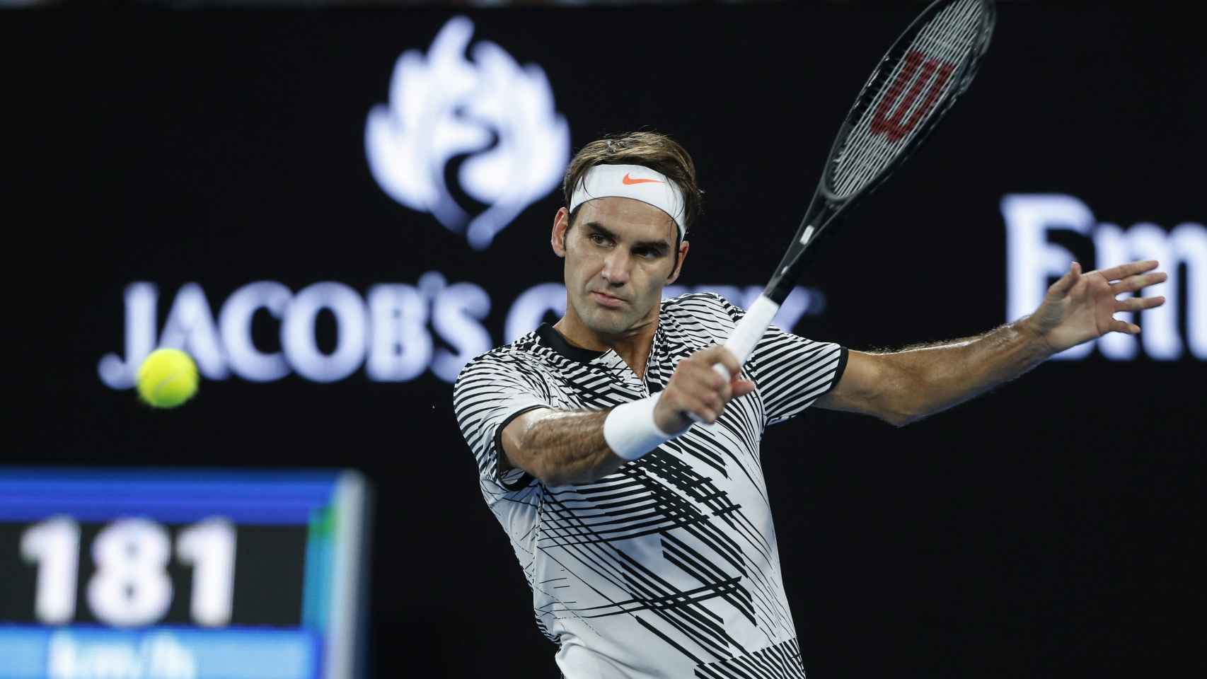 Roger Federer en acción ante Kei Nishikori.
