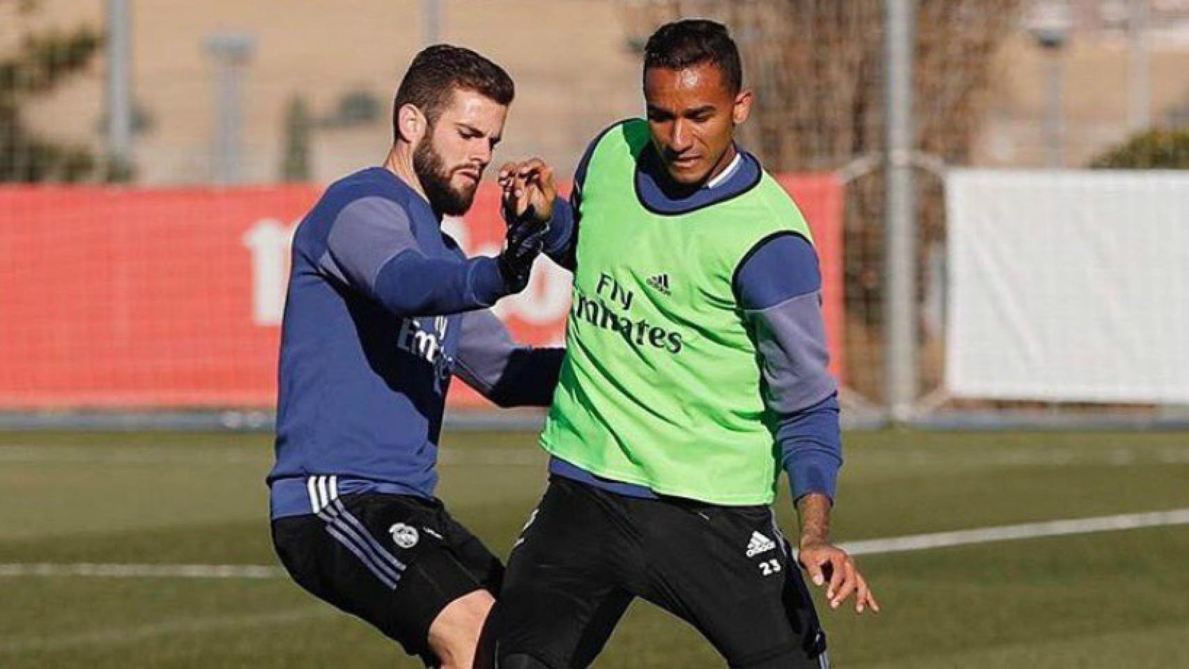 Danilo y Nacho se disputan un balón en un entrenamiento. Foto: Twitter (@2DaniLuiz)